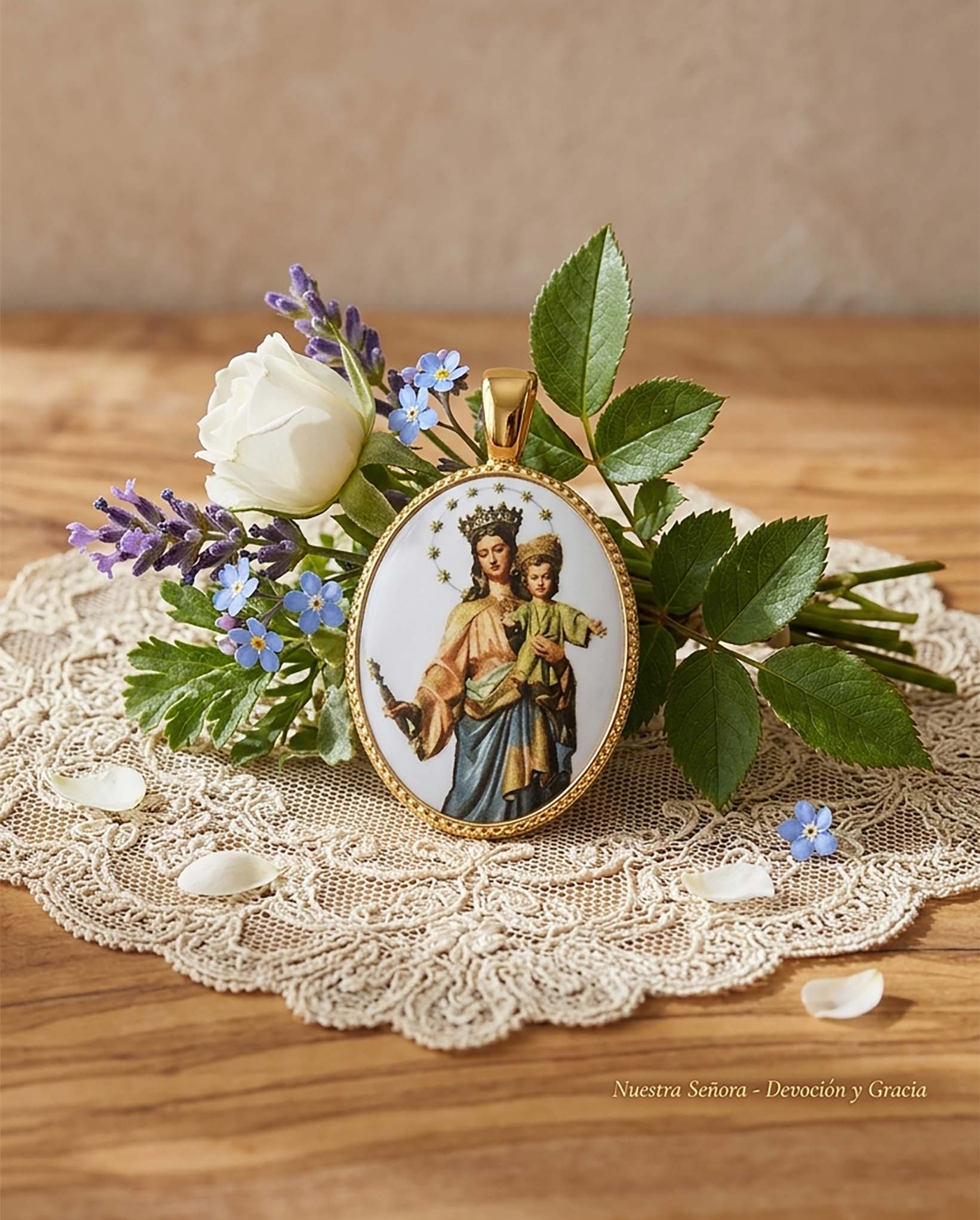 Medalla orla oval en plata de ley chapada con imagen de María Auxiliadora en porcelana.