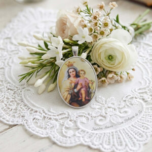 Medalla Oval de Plata de Ley con Imagen de la Virgen del Carmen en Porcelana con medidas de 30x40 mm