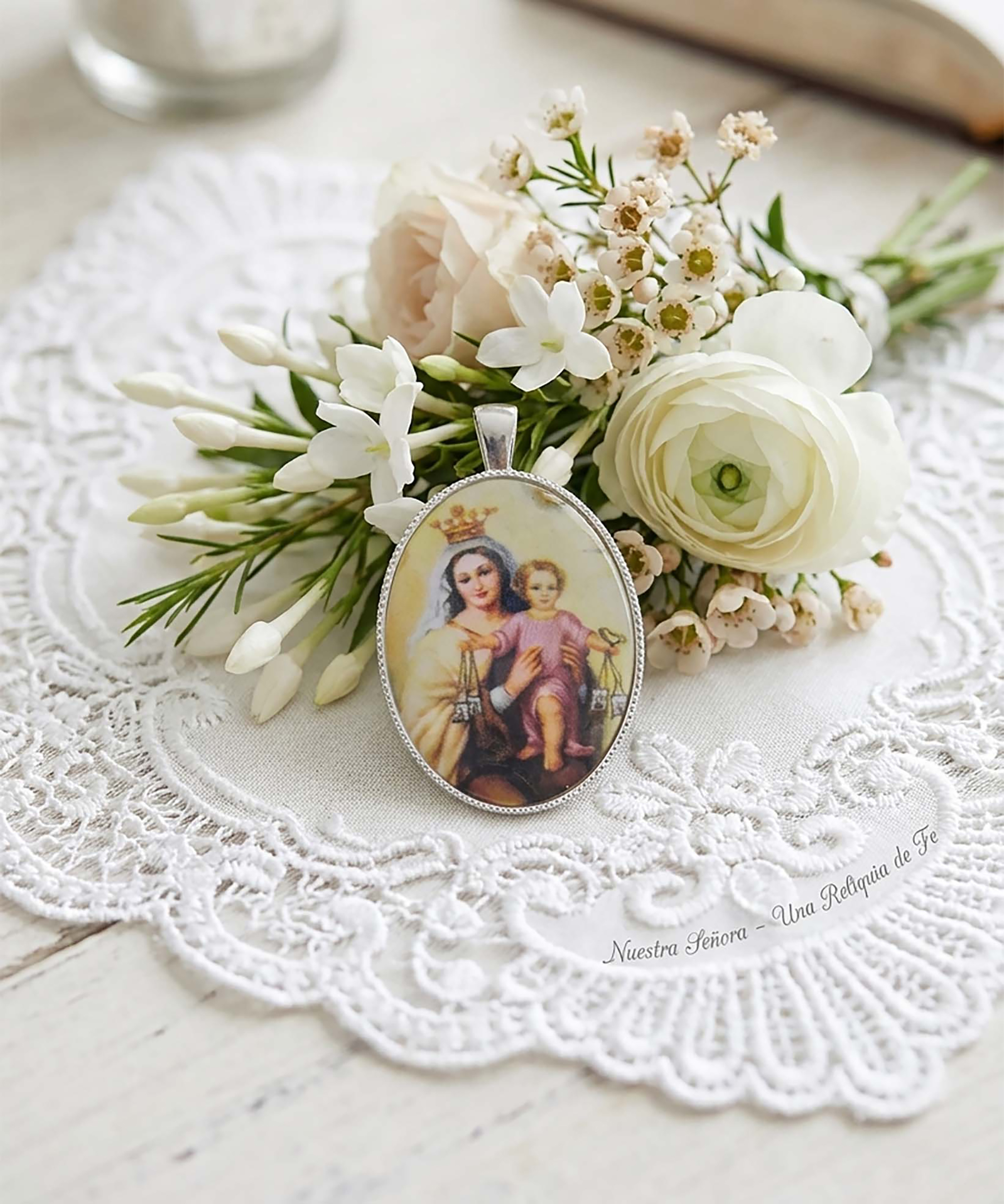 Medalla Oval de Plata de Ley con Imagen de la Virgen del Carmen en Porcelana con medidas de 30x40 mm