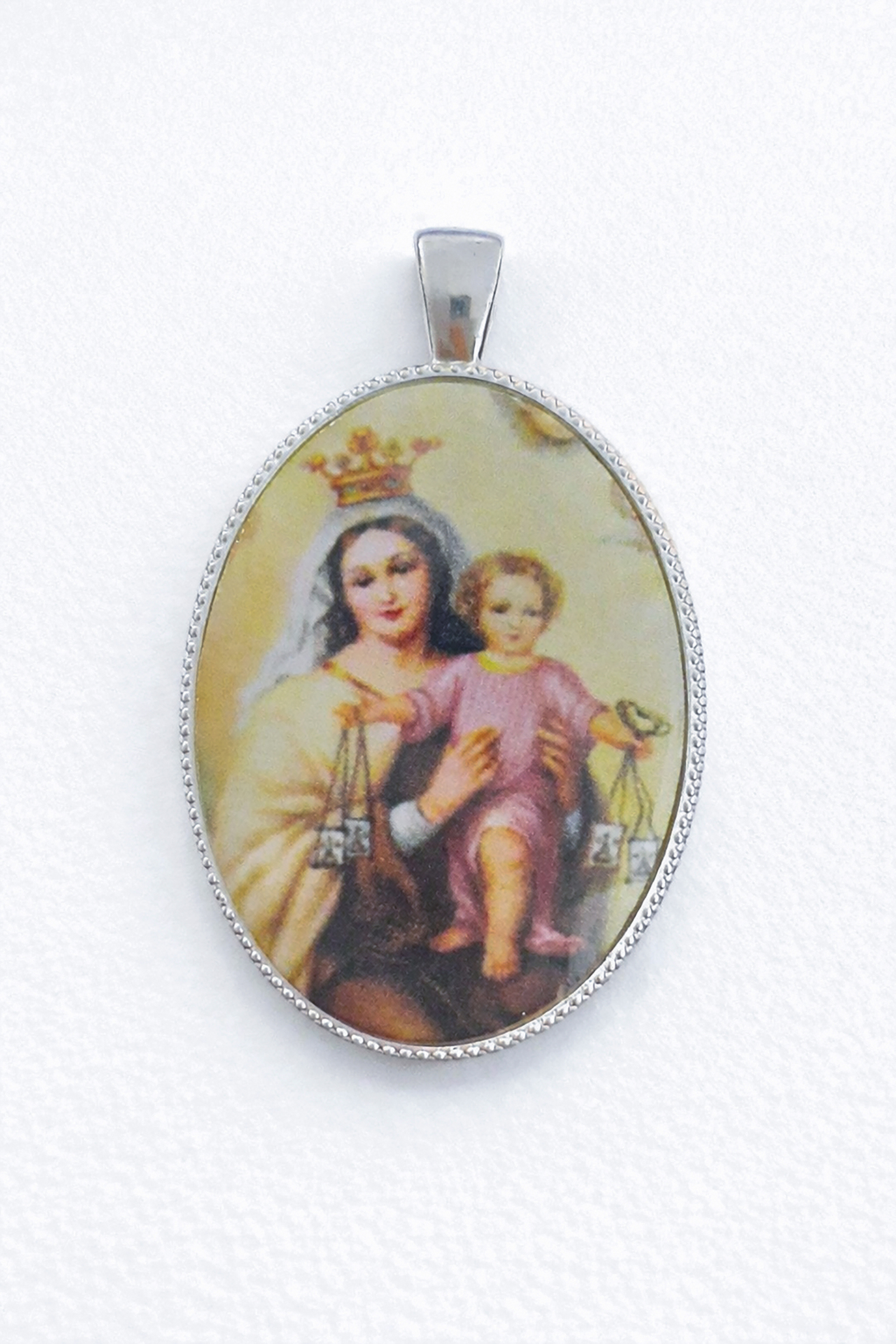 Medalla Oval de Plata de Ley con Imagen de la Virgen del Carmen en Porcelana con medidas de 30x40 mm - Imagen 2