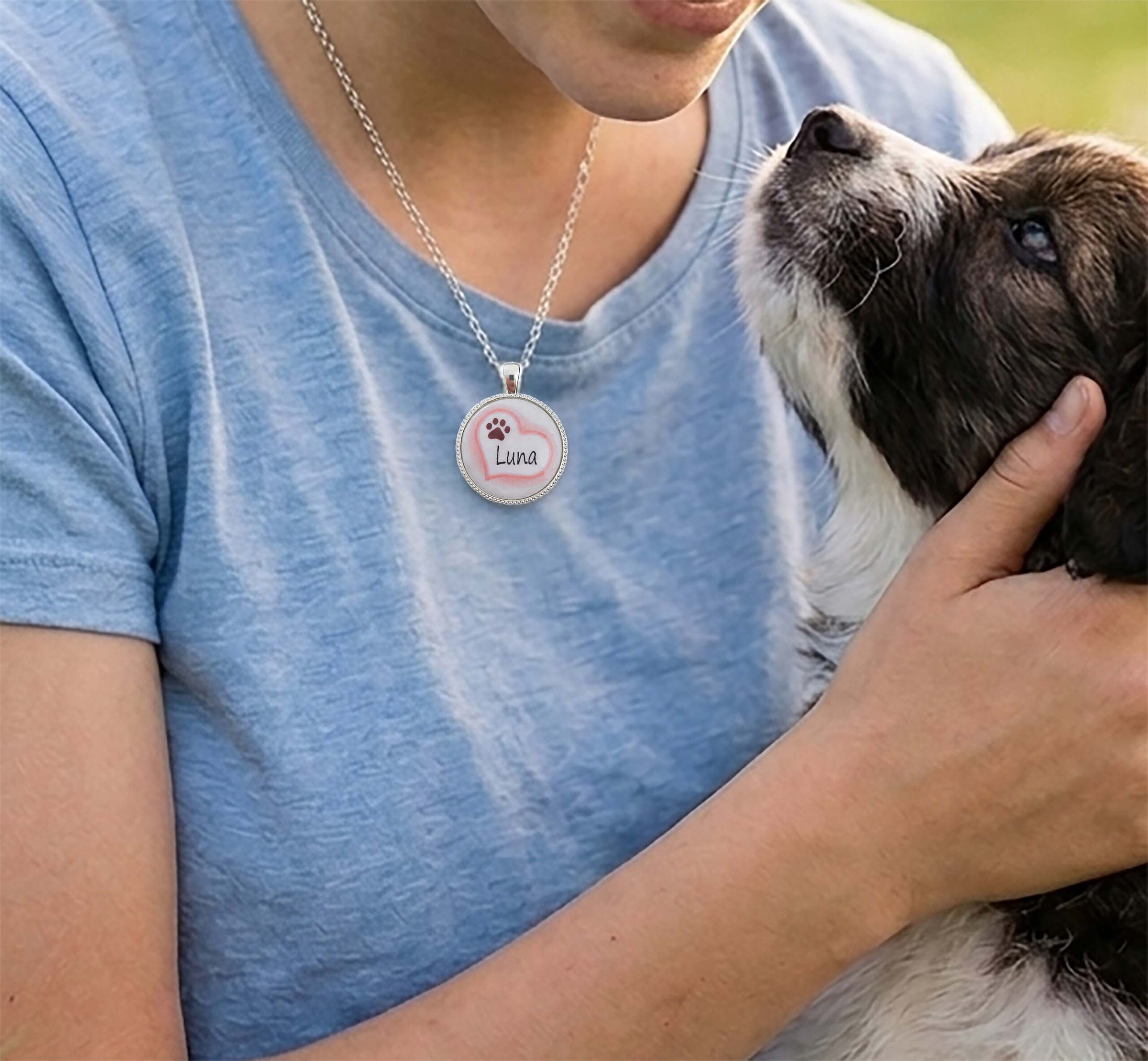 Colgante Orla en plata de ley con imagen personalizada de huella perrita y nombre.