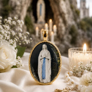 Medalla Oval Virgen de Lourdes en Plata de Ley chapada en oro 29 x 21 mms