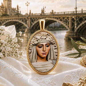 Medalla Oval Virgen de la Esperanza de Triana en Plata de Ley chapada de oro 24 x 18 mms