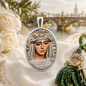 Medalla Oval Virgen de la Esperanza de Triana en Plata de Ley 24 x 18 mm | Imagen a Color, Marco Decorativo, Forma Ovalada, Joya Religiosa, Virgen de la Esperanza de Triana