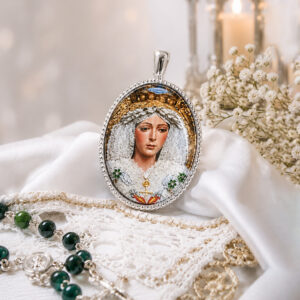 Medalla Oval Virgen de la Esperanza Macarena en Plata de Ley 29 X 21 mms.