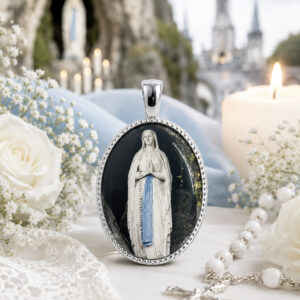 Medalla Oval Virgen de Lourdes en Plata de Ley 24 x 18 mm | Imagen a Color, Marco Decorativo, Forma Ovalada, Joya Religiosa, Virgen de Lourdes