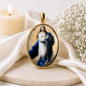 Medalla Oval Inmaculada de Murillo en Plata de Ley chapada de oro 24 x 18 mms.